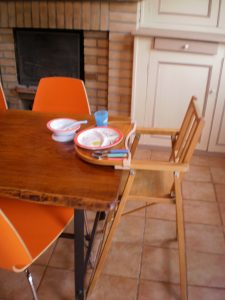 chaise haute et vaisselle adaptée
